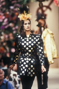 1634743859_YvesSaintLaurent1992HauteCouture68.thumb.jpg.366b8ee3da33e127f45feb4a2930b2f8.jpg