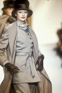 1640621678_Valentino1993WomenRTW25.thumb.jpg.8bd99d8e4d966f7cb02888243d0c59db.jpg