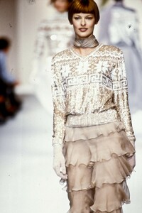 1640976254_Valentino1993WomenRTW132.thumb.jpg.94f5e79ddac53ead97df16f57dfc221d.jpg