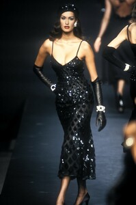 1642282799_Valentino1992HauteCouture80.thumb.jpg.55f776b5f35a8ac0fb4c5cd0c80f642e.jpg