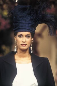 164589868_YvesSaintLaurent1993HauteCouture79.thumb.jpg.11e48b6d9b855c22b748e375f3e9561e.jpg