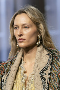 1652985550_EtroFall2019DetailsjdGmvOQgSY_x.thumb.jpg.943288e4503f9398142d2ccb47e26a1f.jpg