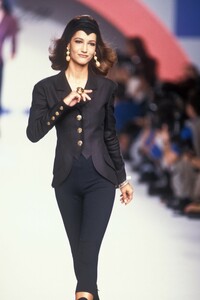 1655169239_KarlLagerfeld1991WomenRTW195.thumb.jpg.f945a49ea68067a045d07be1cd494012.jpg