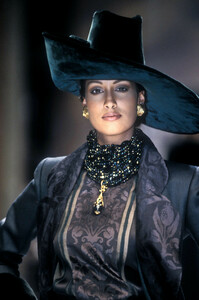 1655662184_ChristianDior1993HauteCouture192.thumb.jpg.b3102dc448f6583fc0e69d534953cb33.jpg