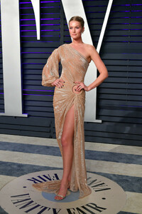 Toni+Garrn+2019+Vanity+Fair+Oscar+Party+Hosted+JaEdMwKihPOx.jpg