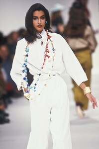 1668136165_YvesSaintLaurent1991WomenRTW253.thumb.jpg.2b375c2203fc9d2317ad1b7df534e961.jpg