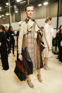 166854661_BurberryProrsumFall2019Backstage423CH8eRF85x.thumb.jpg.d9e97dbe9d5c9521bf2f40fcf0c00470.jpg