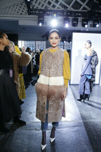 1672911201_OliviaPalermoJonathanSimkhaiFrontRowuK4rKjqknj0x.thumb.jpg.ecdfbbbe9cbfda650f17c74cb72cd209.jpg
