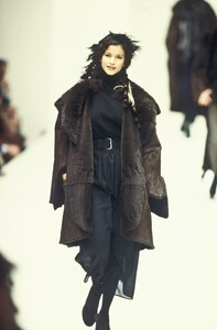 1675337937_Fendi1993WomenRTW139.thumb.jpg.352e4664de25175f966c486031b6acea.jpg