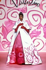 1675670745_Valentino1991HauteCouture13.thumb.jpg.7718ac88eb17b68330c5c34bb4c999a2.jpg