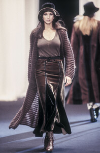 1691496012_AlbertaFerretti1993WomenRTW1.thumb.jpg.f6e83aef9205df1441734d49450bf509.jpg