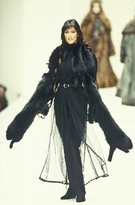 1695627690_Fendi1993WomenRTW122.thumb.jpg.c2ba673484dd5881e4baa5dea50e39c1.jpg