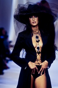 1696973397_MartineSitbon1993WomenRTW36.thumb.jpg.9bf1b90a29c00108fa4c1097db259ae4.jpg