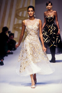 1697410912_PierreBalmain1993HauteCouture95.thumb.jpg.16c7416b6b33c817f066eeb3095a1896.jpg