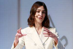 Alexa+Chung+ZEITMagazin+X+VOGUE+Conference+P2spYgJz9c7x.jpg