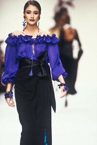 1729673974_YvesSaintLaurent1992WomenRTW144.thumb.jpg.5a8e5b6f5e74010fac6a0f24b6797183.jpg