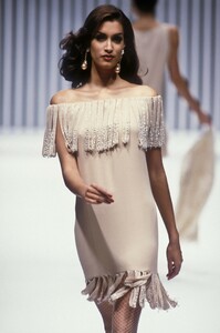 1736984325_Valentino1992HauteCouture16.thumb.jpg.0a9a092c85fe906b85d2333173bd38b9.jpg