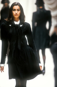 1737404825_Fendi1991WomenRTW42.thumb.jpg.53a70764e34e8552b2d6a7ace5035b84.jpg