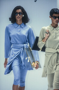 1740162016_SalvatoreFerragamo1992WomenRTW5.thumb.jpg.0752f548b290452e83bd869e1c98f29c.jpg