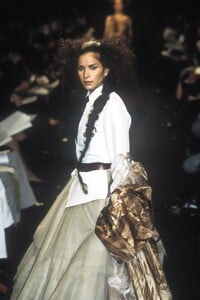 1740640079_JeanPaulGaultier1998HauteCouture112.thumb.jpg.2b30f68bd86ba703f8e736488e8eb336.jpg