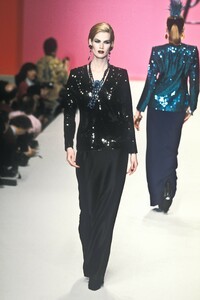 1764404849_YvesSaintLaurent1996WomenRTW125.thumb.jpg.72d5daa3dc2df6acfdfa8314ff7d4842.jpg