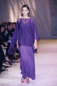 1767023636_BarbaraBui1997WomenRTW46.thumb.jpg.7a7cab63f354244f289f20a00be0bc0e.jpg