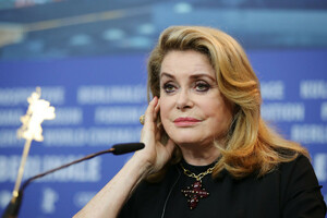 Catherine+Deneuve+Farewell+Night+Press+Conference+j6RPerQ8acmx.jpg