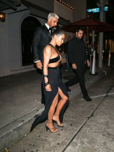 Kim+Kardashian+Kim+Kardashian+outside+Craig+utXkreOi59Ix.jpg