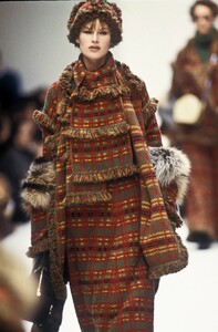 1778592723_Fendi1993WomenRTW127.thumb.jpg.69c71c25fd4cfdd69294427e3488f0f8.jpg