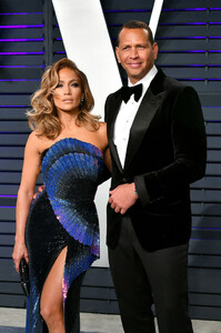 Jennifer+Lopez+2019+Vanity+Fair+Oscar+Party+vp3fxtEaECMx.jpg