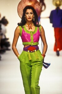 1790536227_YvesSaintLaurent1993WomenRTW6.thumb.jpg.f8dadb355e59cef8bd6b89f7424ab4a0.jpg