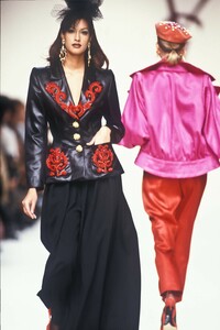 1799804611_YvesSaintLaurent1992WomenRTW149.thumb.jpg.c76574c608ff10c7ef21cb2fbb7ba556.jpg