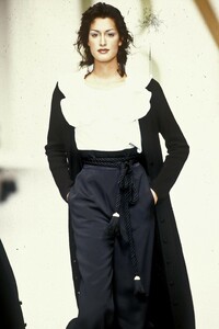 1803900768_Valentino1993WomenRTW138.thumb.jpg.ccb5c1e0a7bee792deebd3f65a172f02.jpg