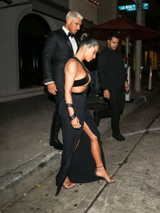 Kim+Kardashian+Kim+Kardashian+outside+Craig+dzCMGwuzwifx.jpg
