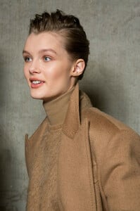 MaxMara+Fall+2019+Backstage+wCX-tdMSwawx.jpg