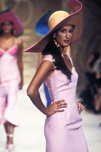 1832972259_Valentino1993WomenRTW195.thumb.jpg.a1243f920d70a2da1f397b31de993407.jpg