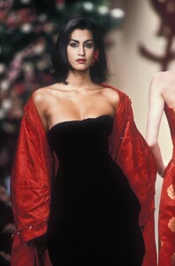 1857045633_YvesSaintLaurent1991HauteCouture170.thumb.jpg.6fbd96f141158f8b7260ae955a6efce1.jpg