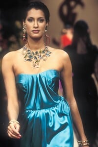 1870343897_YvesSaintLaurent1993HauteCouture124.thumb.jpg.74d47853b4902c99f1d277b4844ed996.jpg