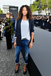 Noemie+Lenoir+Le+Defile+L+Oreal+Paris+Front+_DCLMYNvOUYx.jpg