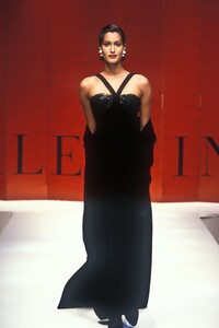 1873401296_Valentino1993HauteCouture101.thumb.jpg.cc5d21e67cb342f970bc3380cb34ffec.jpg