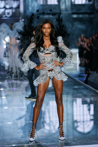 1873525567_VSFS2015_S2_PortraitOfAnAngel(14)Cierre.thumb.jpg.2b4d37da3be59d93217be88a3a76d100.jpg