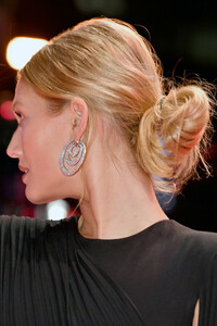 Toni+Garrn+Kindness+Strangers+Premiere+69th+4XE8m2XStcIx.jpg