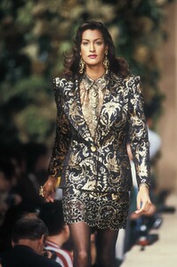 1880728043_YvesSaintLaurent1993HauteCouture145.thumb.jpg.cb61a0225bd3c63ab55553f62365d781.jpg