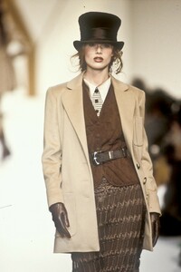 1885975134_Valentino1993WomenRTW154.thumb.jpg.b060f74624b6617192eae3b3b4cec86c.jpg