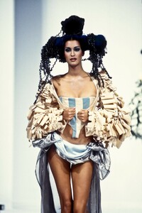 1892169374_JohnGalliano1993WomenRTW57.thumb.jpg.74282fc08c4f2c30bb4a4a386e235bf6.jpg