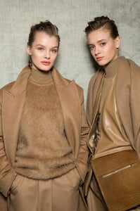 MaxMara+Fall+2019+Backstage+gRlNmCSVMlvx.jpg