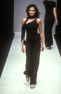 1897983351_PacoRabanne1997WomenRTW12.thumb.jpg.f62f2d087bbc4ce328d7fc402f5b5deb.jpg