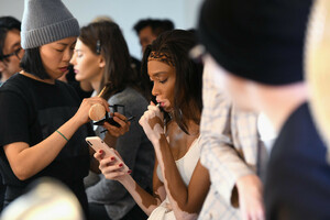 Winnie+Harlow+Cong+Tri+Backstage+February+7Ddsmuy2C8Dx.jpg