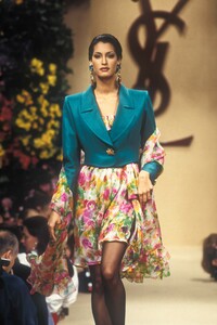 1917548285_YvesSaintLaurent1993HauteCouture4.thumb.jpg.0ddff619c70ca6c92f03d1131d42b0f5.jpg