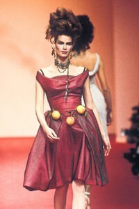 1935190052_VivienneWestwood1997WomenRTW42.thumb.jpg.9d4b1c8a309d8d8ae9b2c0c40c9f95e9.jpg